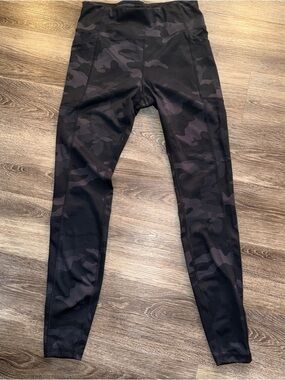 Avia Ladies Size small Black & Gray Camouflage Athletic Leggings Pants